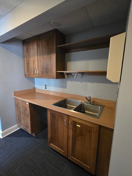 More Photos Of 2027 Broadway St, Cape Girardeau Office For Lease