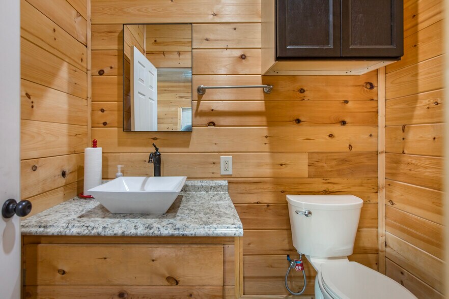 More Photos Of 8546 Edgemont Rd, Greers Ferry Hotel For Sale