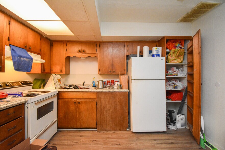 More Photos Of 1805 Rosemary Ave, Victoria Apartments For Sale