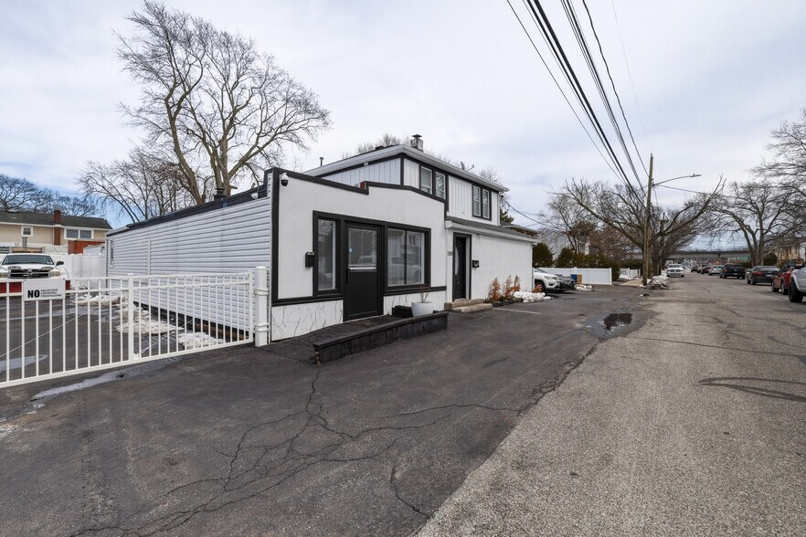 More Photos Of 150 N Delaware Ave, Lindenhurst Storefront Retail Residential For Sale