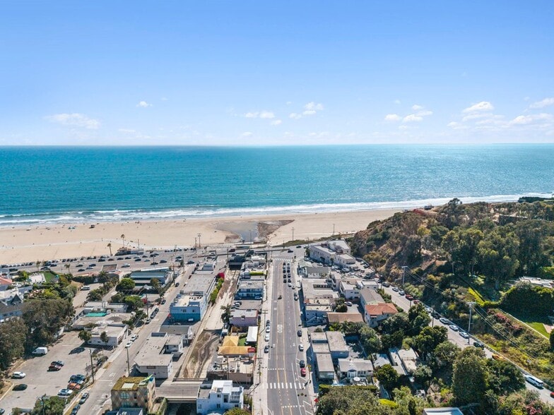 More Photos Of 100 W Channel Rd, Santa Monica Restaurant For Lease