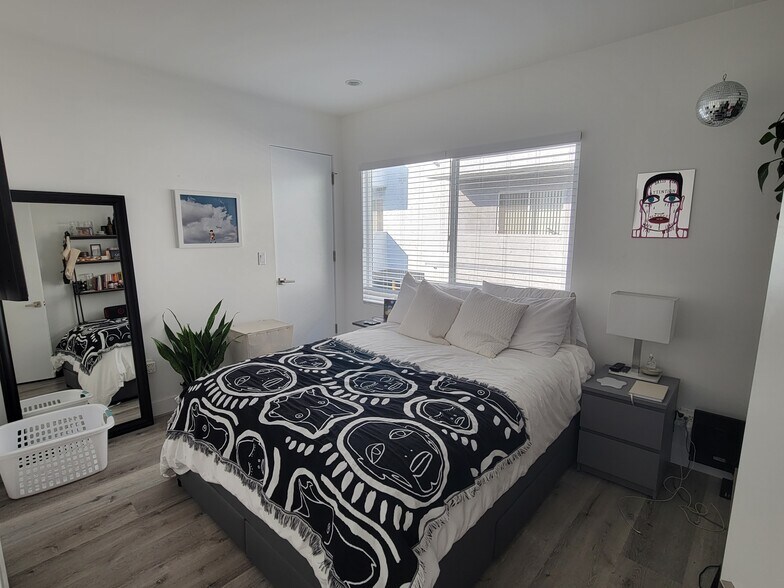 More Photos Of 11565 Iowa Ave, Los Angeles Apartments For Sale