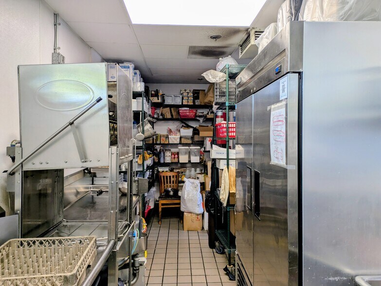 More Photos Of 157 N Twin Oaks Valley Rd, San Marcos General Retail For Lease