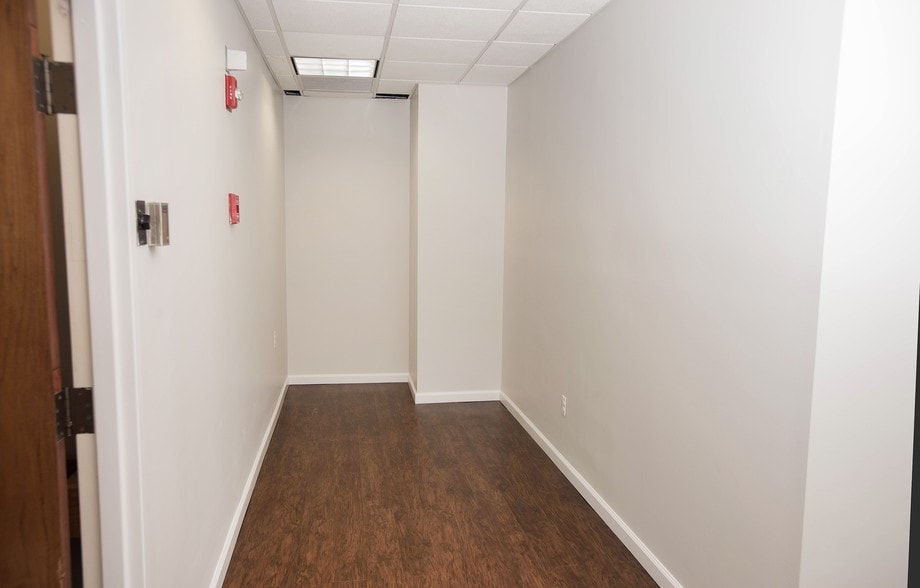 More Photos Of 59-67 Elm St, New Canaan Storefront For Lease