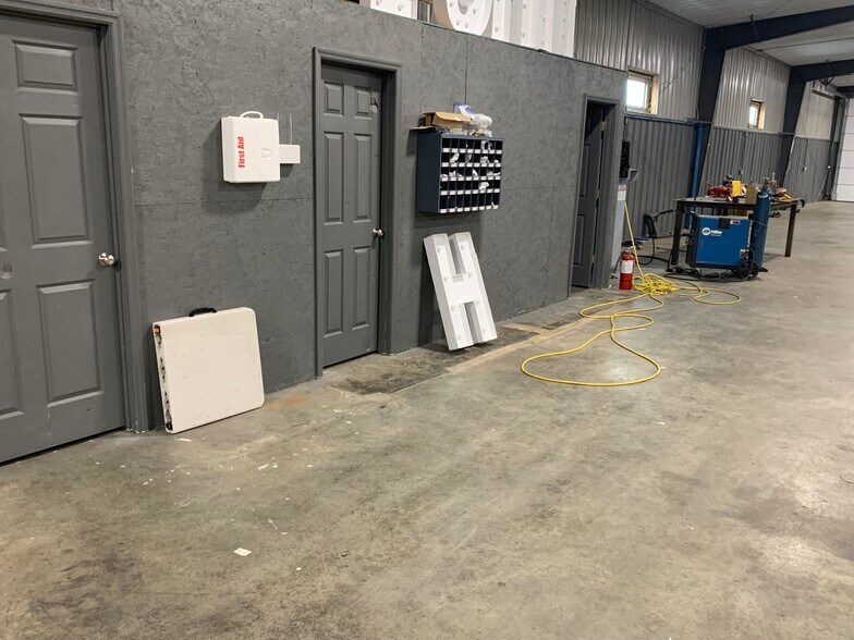 More Photos Of 215 James St, Gallatin Light Distribution For Lease