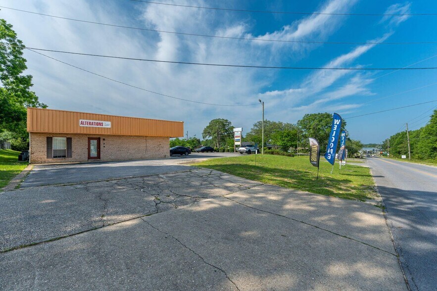 More Photos Of 128 John King Rd, Crestview Storefront For Sale