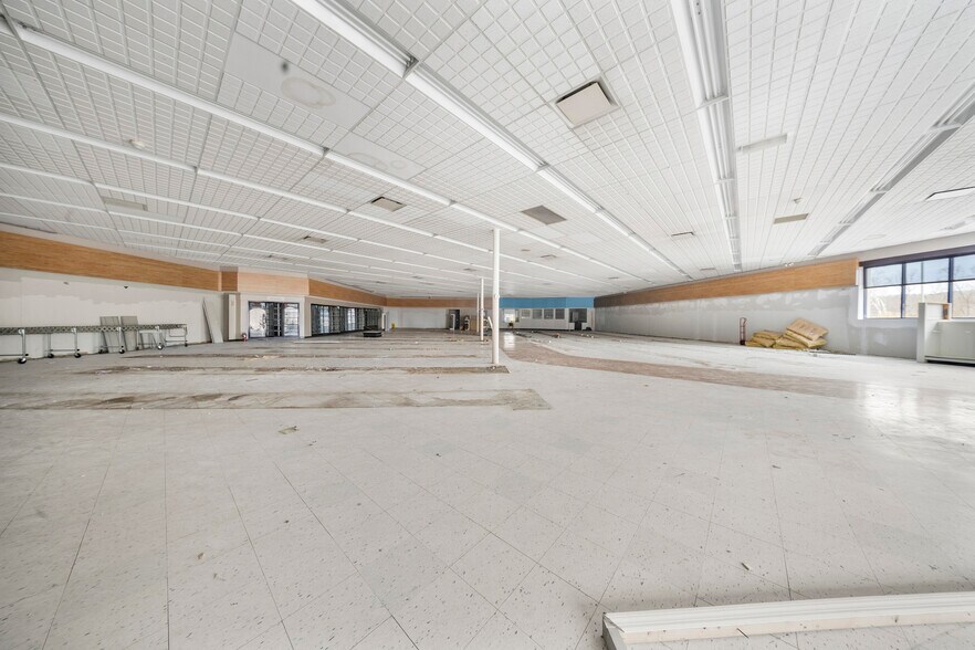 More Photos Of 60 Business US 23 N, Louisa Freestanding For Lease