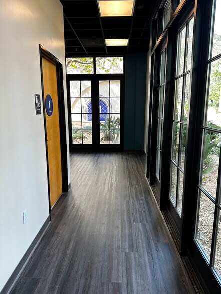 More Photos Of 45 Rincon Dr, Camarillo General Retail For Lease