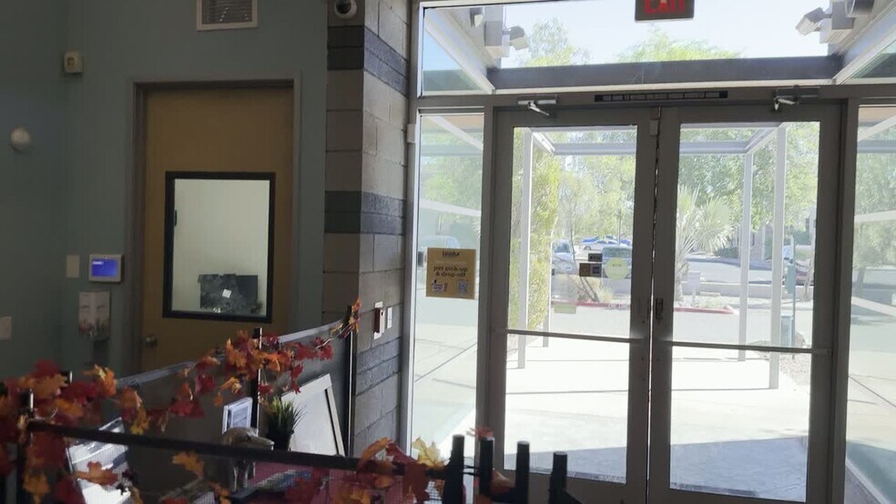More Photos Of 8028 W Thunderbird Rd, Peoria Veterinarian Kennel For Lease