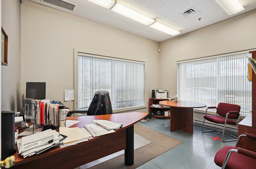 More Photos Of 1425 Boul Pitfield, Saint-Laurent Warehouse For Sale