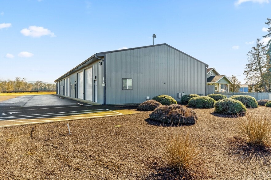 More Photos Of 93303 Prairie Rd, Junction City Warehouse For Lease
