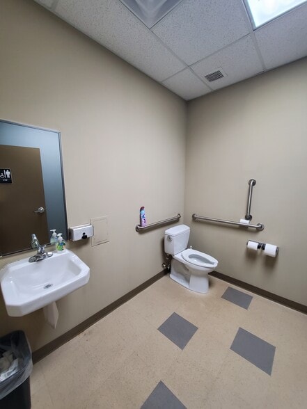 More Photos Of 3619 Richmond Hwy, Stafford Light Distribution For Sale