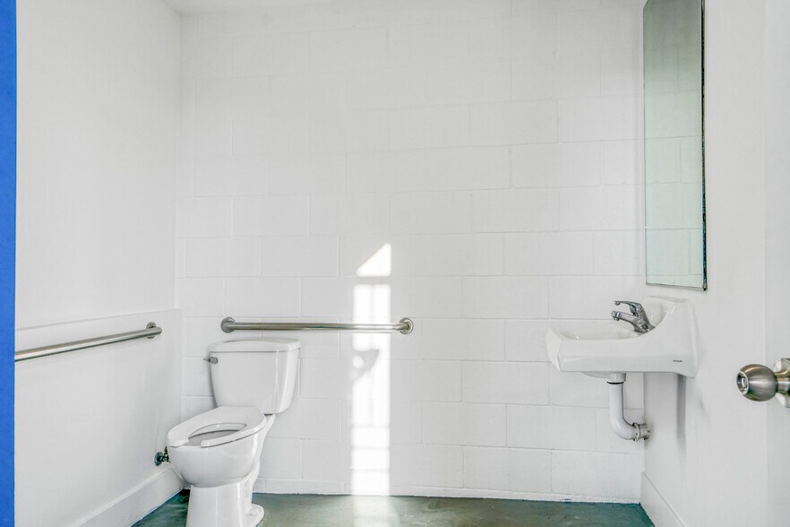 More Photos Of 328 Lincoln Blvd, Venice Storefront Retail Residential For Sale