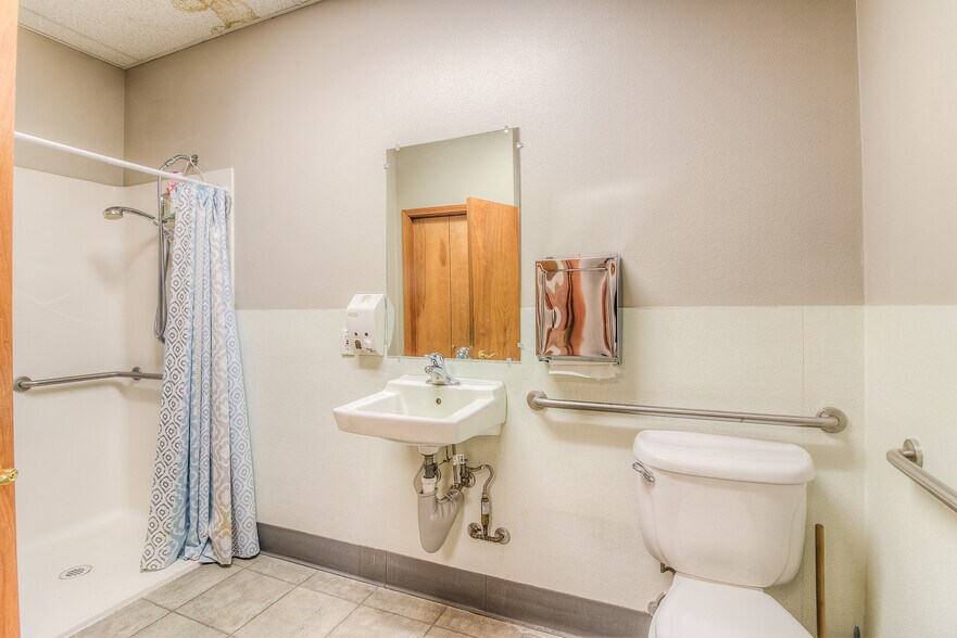 More Photos Of 445 Barnard Blvd, Sunnyside Office For Sale