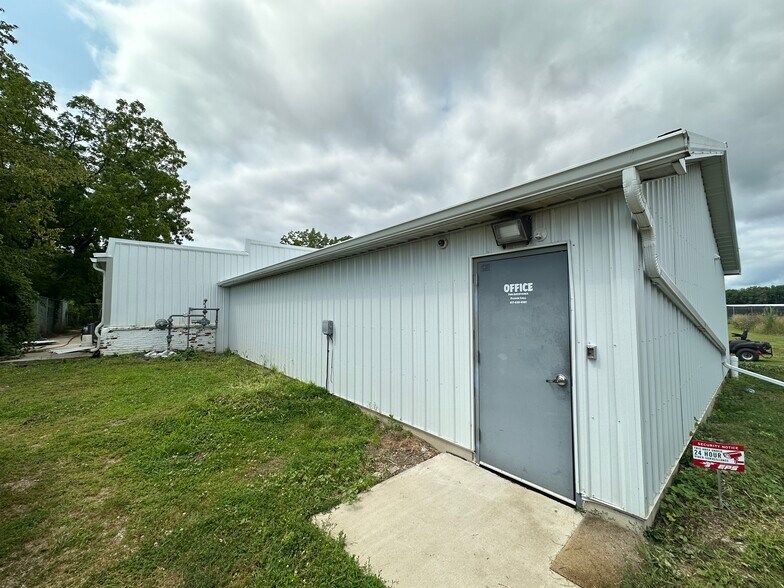 More Photos Of 1003 N Elm St, Tekonsha Distribution For Sale