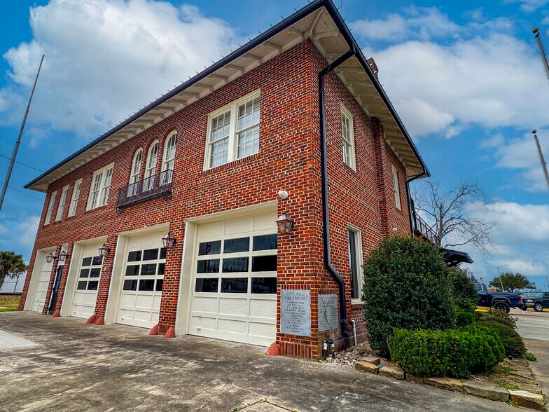 Primary Photo Of 1 N Mechanic St, El Campo Office For Sale