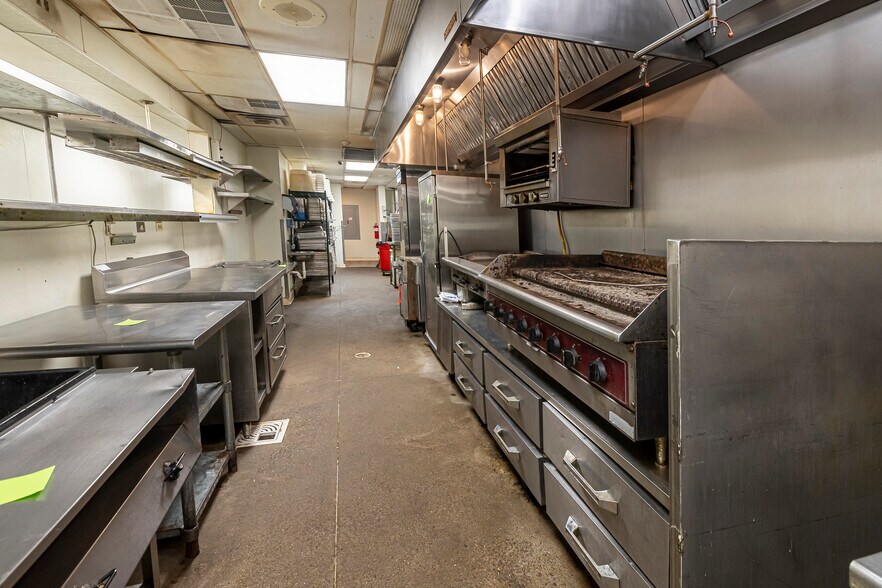 More Photos Of 2700 17th St, Marion General Retail For Sale