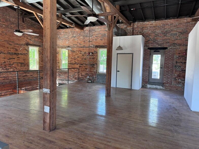 More Photos Of 106 Barnhardt St, Greensboro Freestanding For Lease