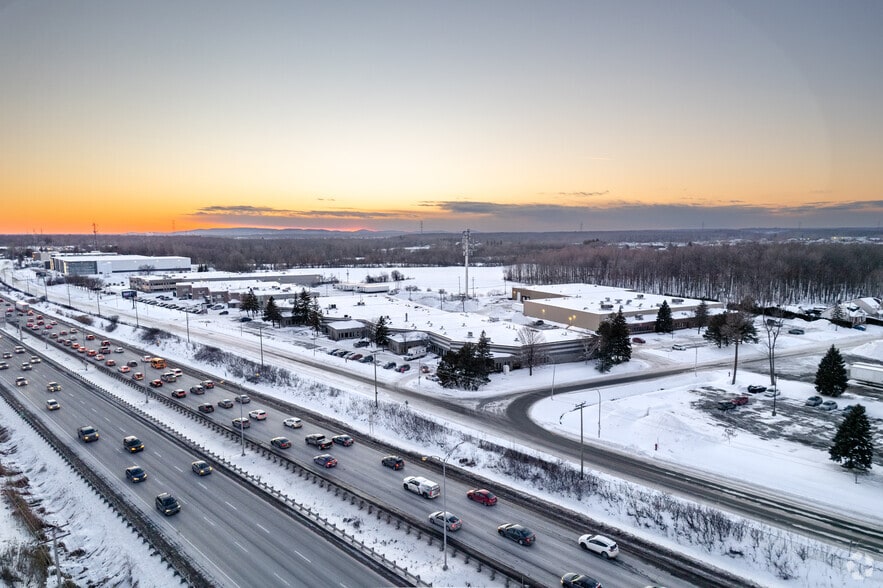 More Photos Of 1875-1905 Boul Lionel-Bertrand, Boisbriand Light Manufacturing For Lease