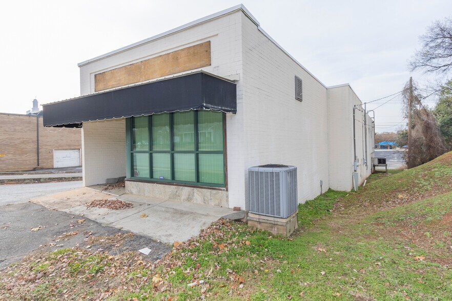 More Photos Of 1005 N Main St, Anderson Freestanding For Lease