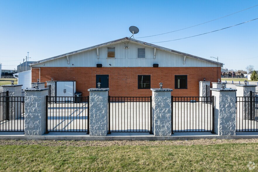 More Photos Of 739 W Main St, Deshler Bowling Alley For Sale