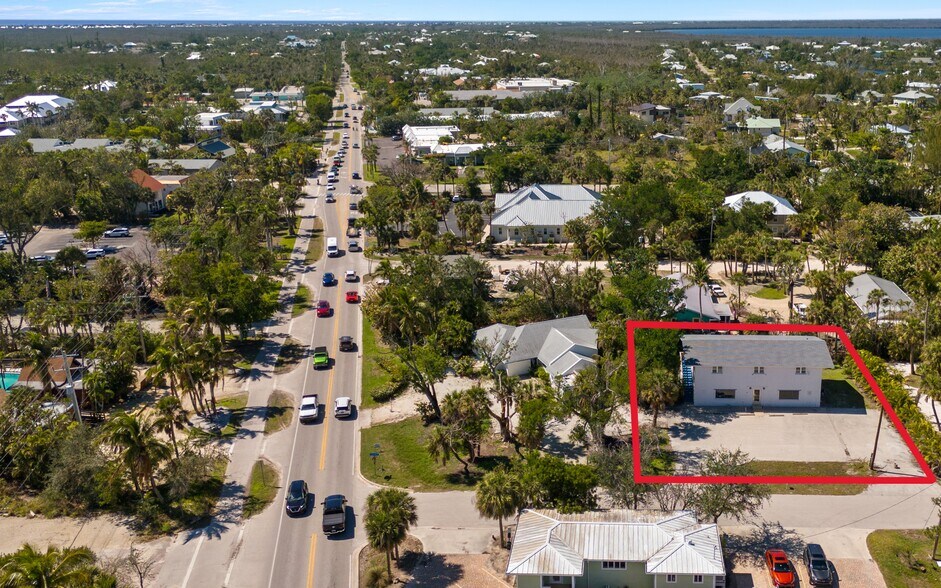 More Photos Of 905 Fitzhugh St, Sanibel Freestanding For Sale