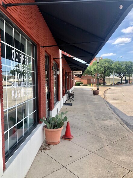 More Photos Of 1014 S Broadway St, Carrollton Unknown For Lease