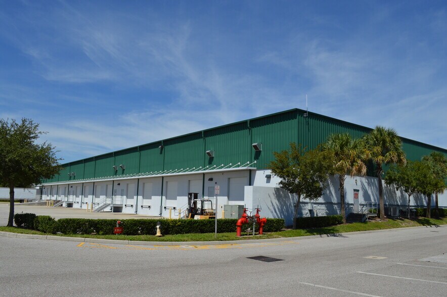 More Photos Of 1750-1764 Business Center Ln, Kissimmee Distribution For Lease