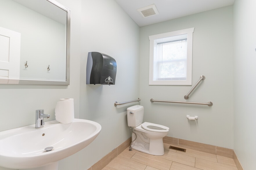 More Photos Of 24 Mill St, Naples Office For Sale