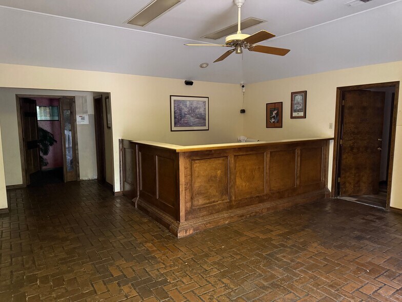 More Photos Of 907 N Granbury St, Cleburne Office For Lease