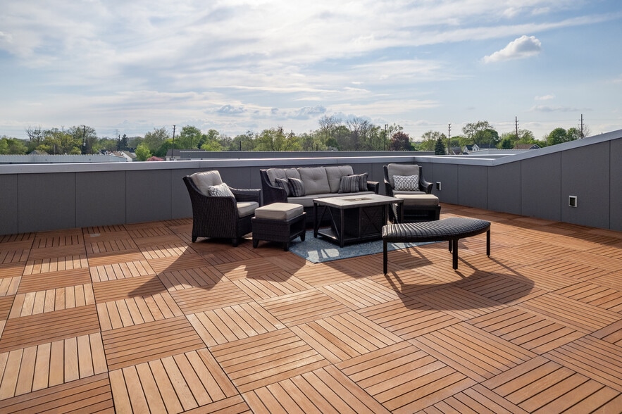 More Photos Of 154 W Speed Way, Pontiac Parking Garage For Sale