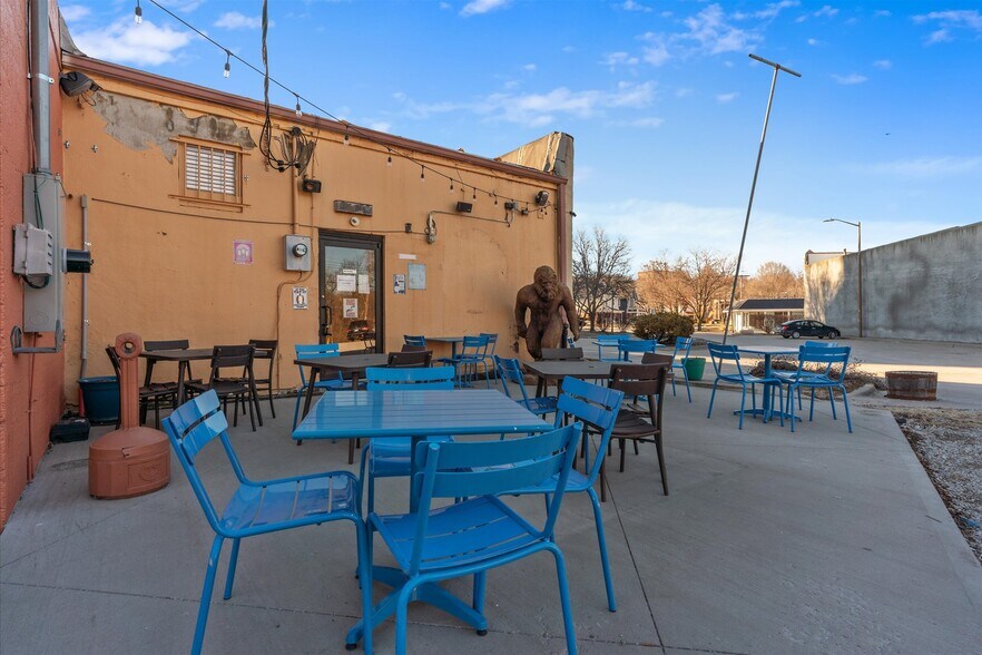 More Photos Of 451 S Thompson Ave, Excelsior Springs Bar For Sale