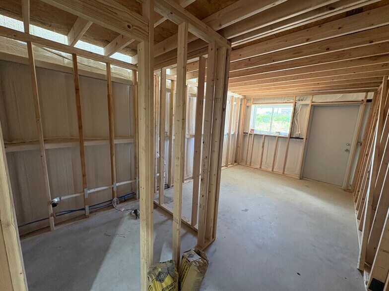 More Photos Of 130 Mission Dr, Sherman Warehouse For Lease