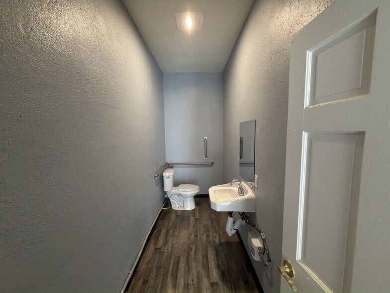 More Photos Of 205 Oak St, Kelso Office For Lease