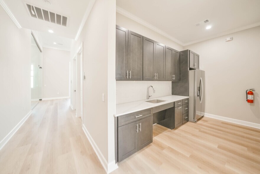 More Photos Of 1325 Main St, Katy Medical For Sale