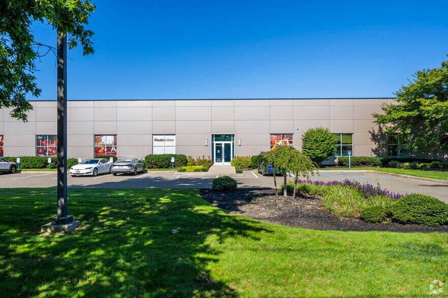 More Photos Of 123 Smith St, Farmingdale Flex For Lease