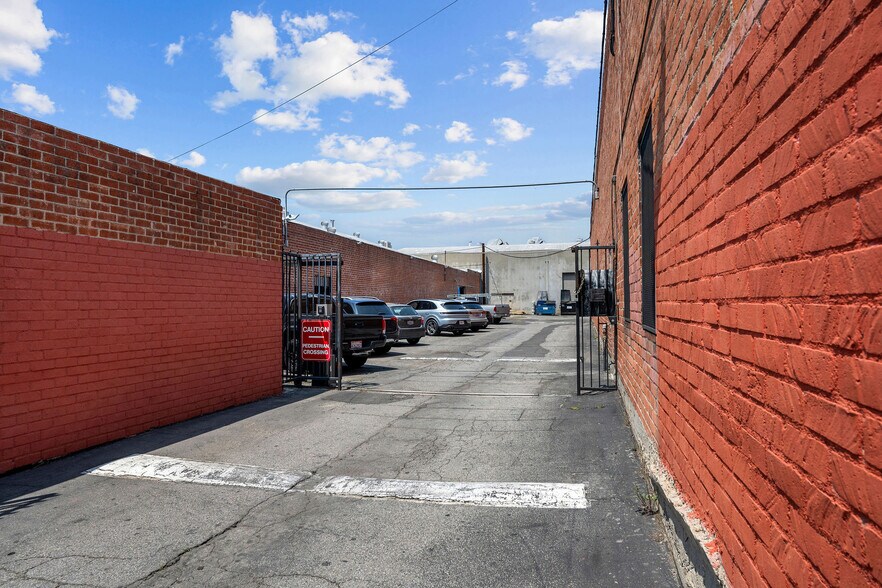 More Photos Of 3301 Maple Ave, Los Angeles Unknown For Lease