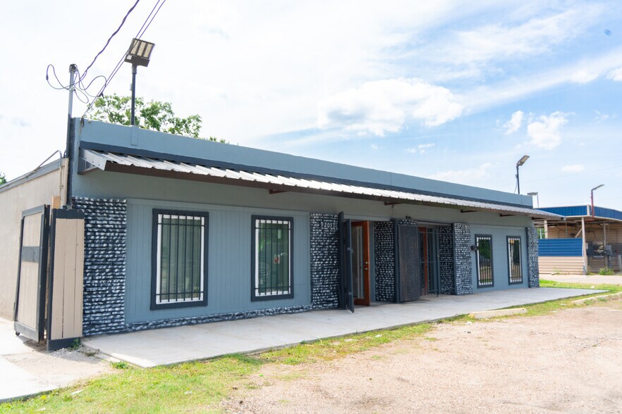 More Photos Of 9205 Mesa Dr, Houston Showroom For Sale