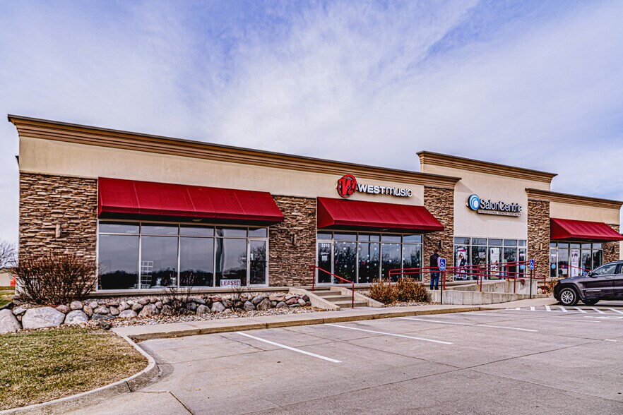 Primary Photo Of 3304-3368 100th St, Urbandale Unknown For Lease