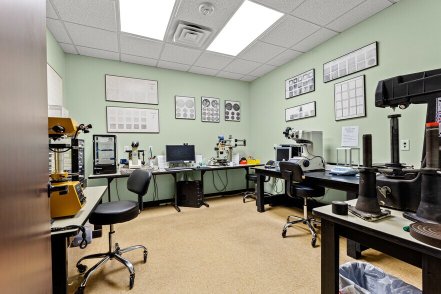 More Photos Of 1271 Rayford Bnd, Spring Light Manufacturing For Sale