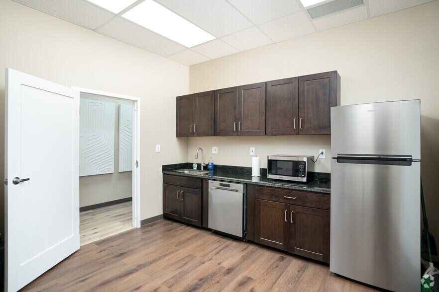 More Photos Of 3420 Lacrosse Ln, Naperville Coworking Space