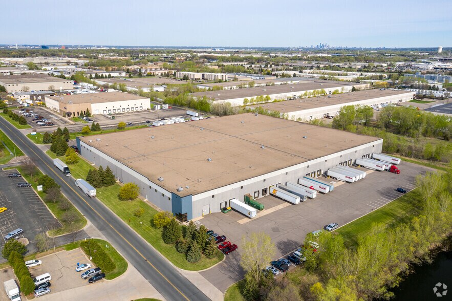 More Photos Of 935 Aldrin Dr, Eagan Distribution For Lease