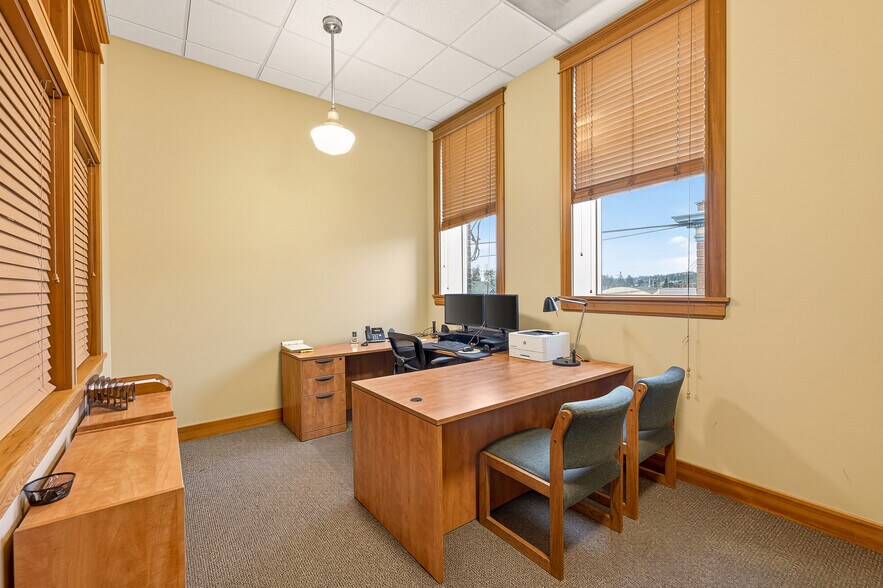 More Photos Of 700 E 1st St, Newberg Storefront Retail Residential For Sale