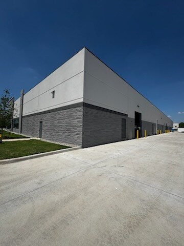 More Photos Of 10624 Clarence Dr, Frisco Showroom For Lease