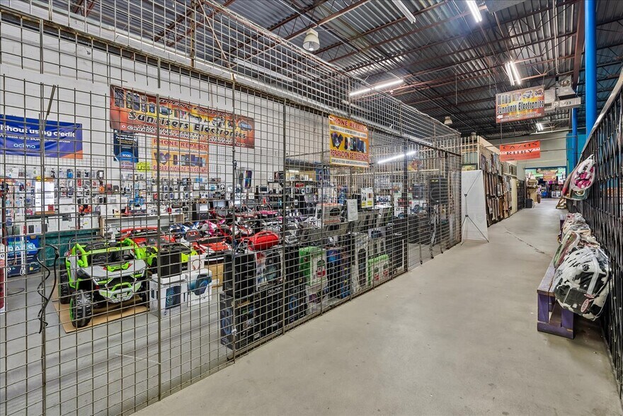 More Photos Of 318 E Long Ave, Fort Worth General Retail For Sale