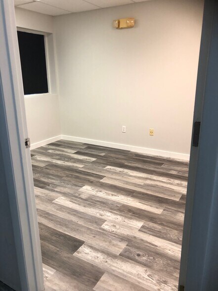 More Photos Of 843 W 13th Ct, Riviera Beach Warehouse For Lease