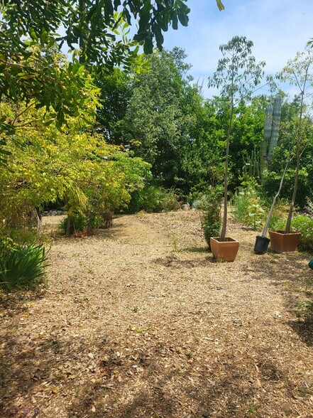 More Photos Of 18552 Erwin St, Tarzana Land For Lease
