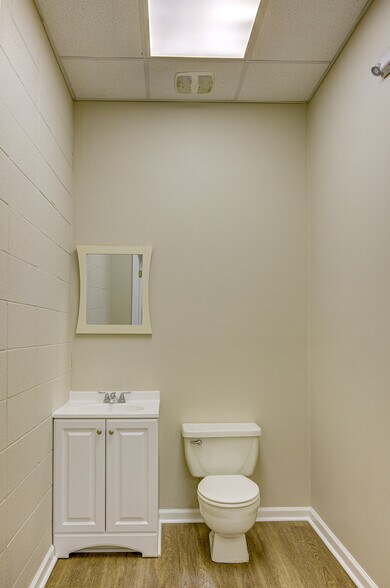 More Photos Of 6889 Paxton Rd, Vicksburg Office For Sale