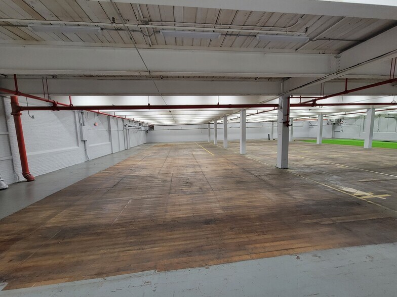 More Photos Of 100 Pleasant St, Dracut Self Storage For Lease