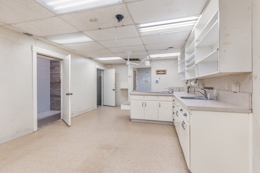 More Photos Of 825 N Crockett St, Sherman Office For Sale